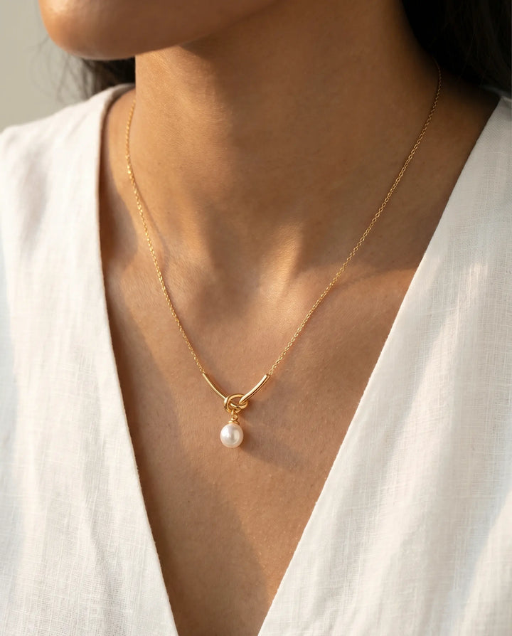Everyday Pearl – Quiet Knot Necklace