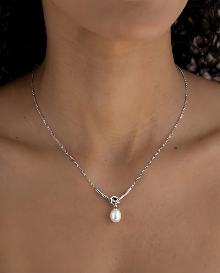 Everyday Pearl – Quiet Knot Necklace