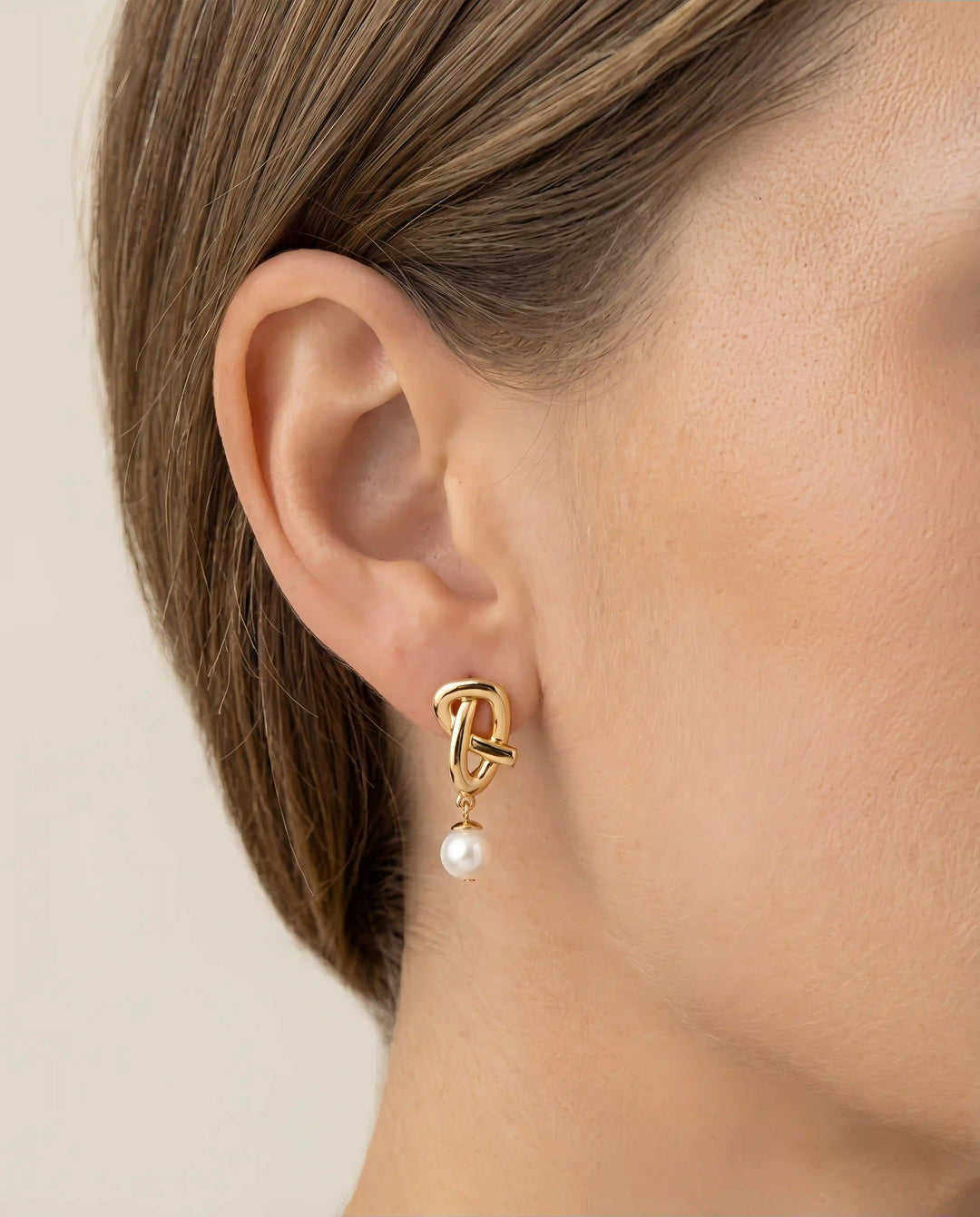 Everyday Pearl – Quiet Knot Stud Earrings