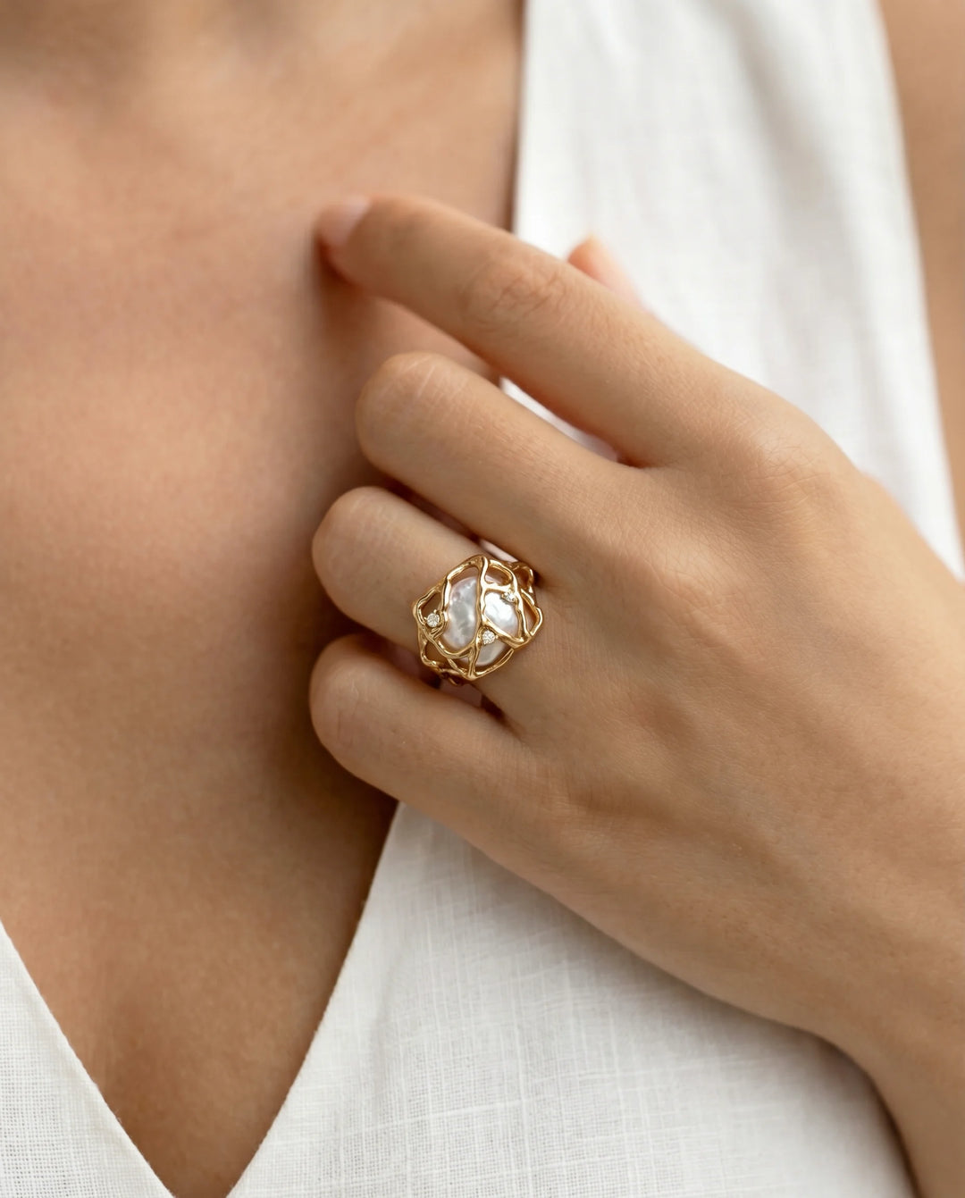 Luminous Tide – Iridescent Pearl Frame Ring
