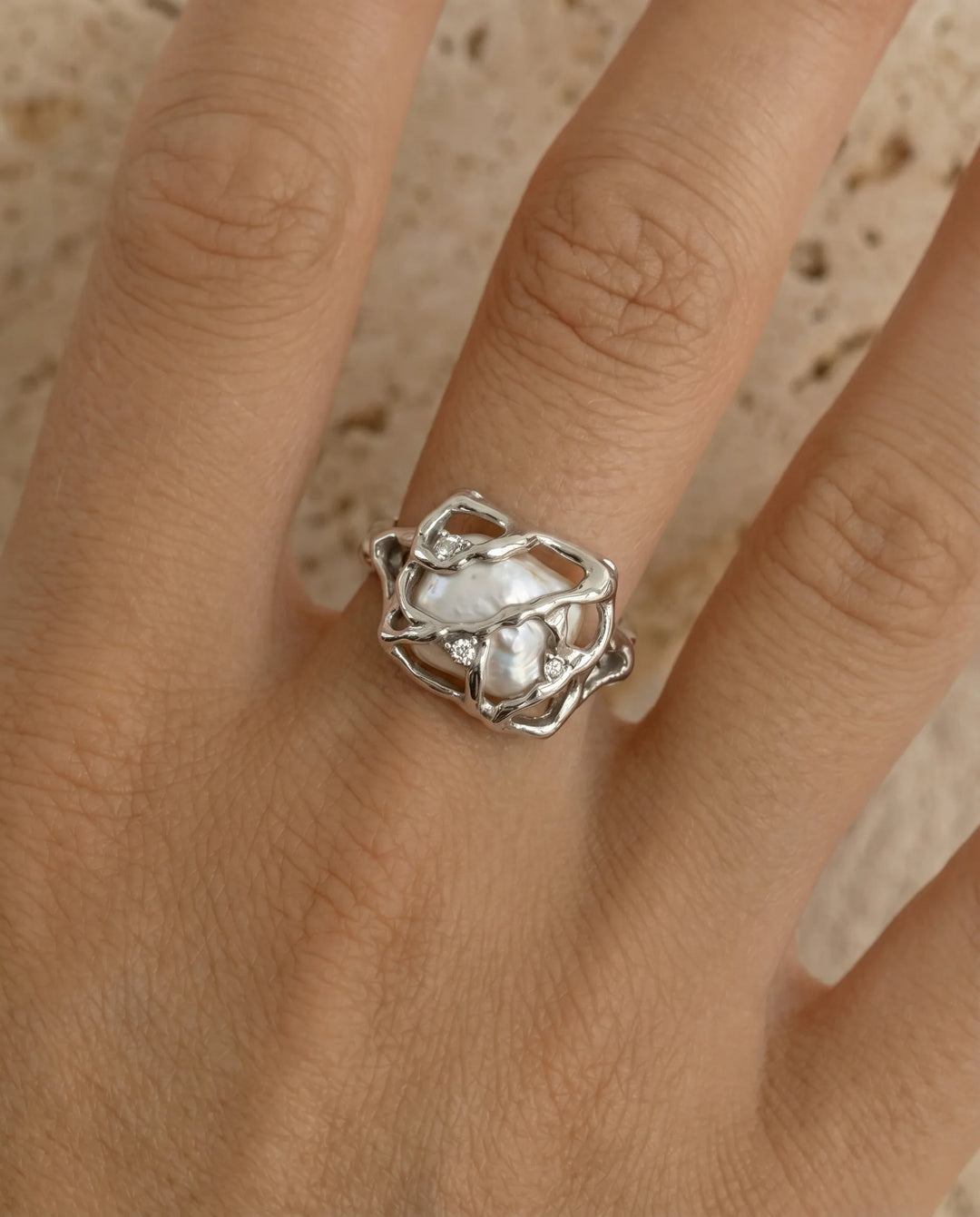 Luminous Tide – Iridescent Pearl Frame Ring