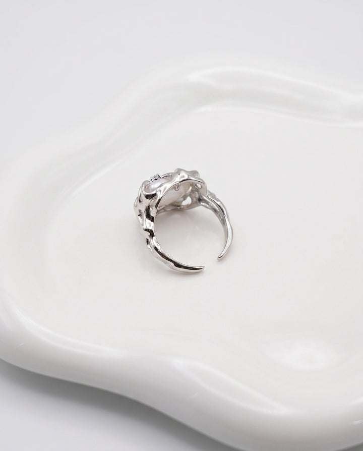 Luminous Tide – Iridescent Pearl Frame Ring