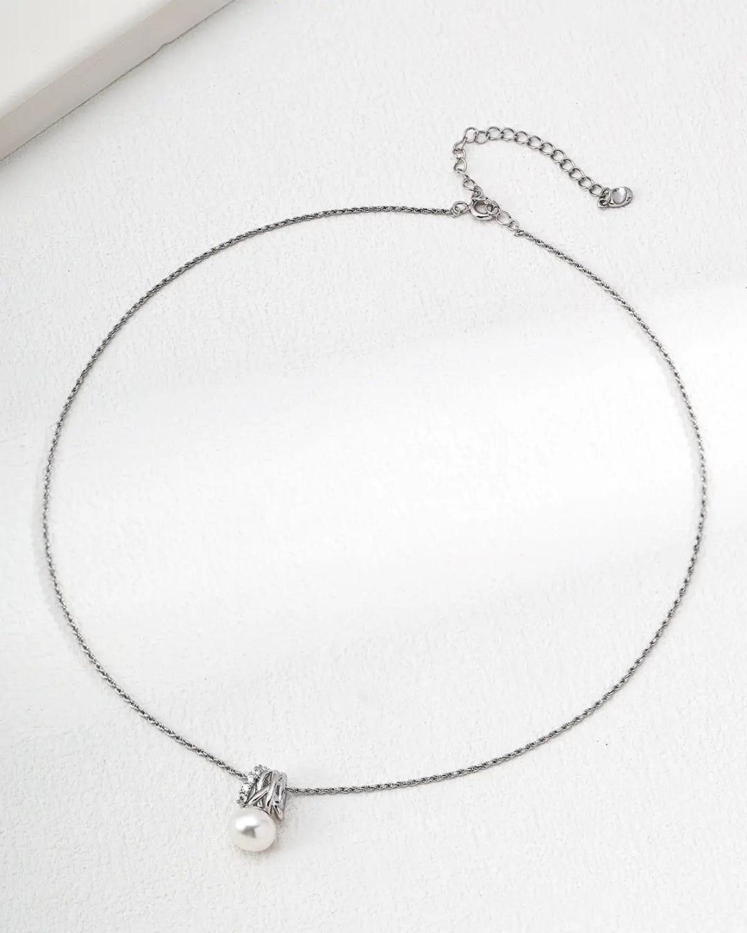 Radiant Knot freshwater pearl necklace silver version