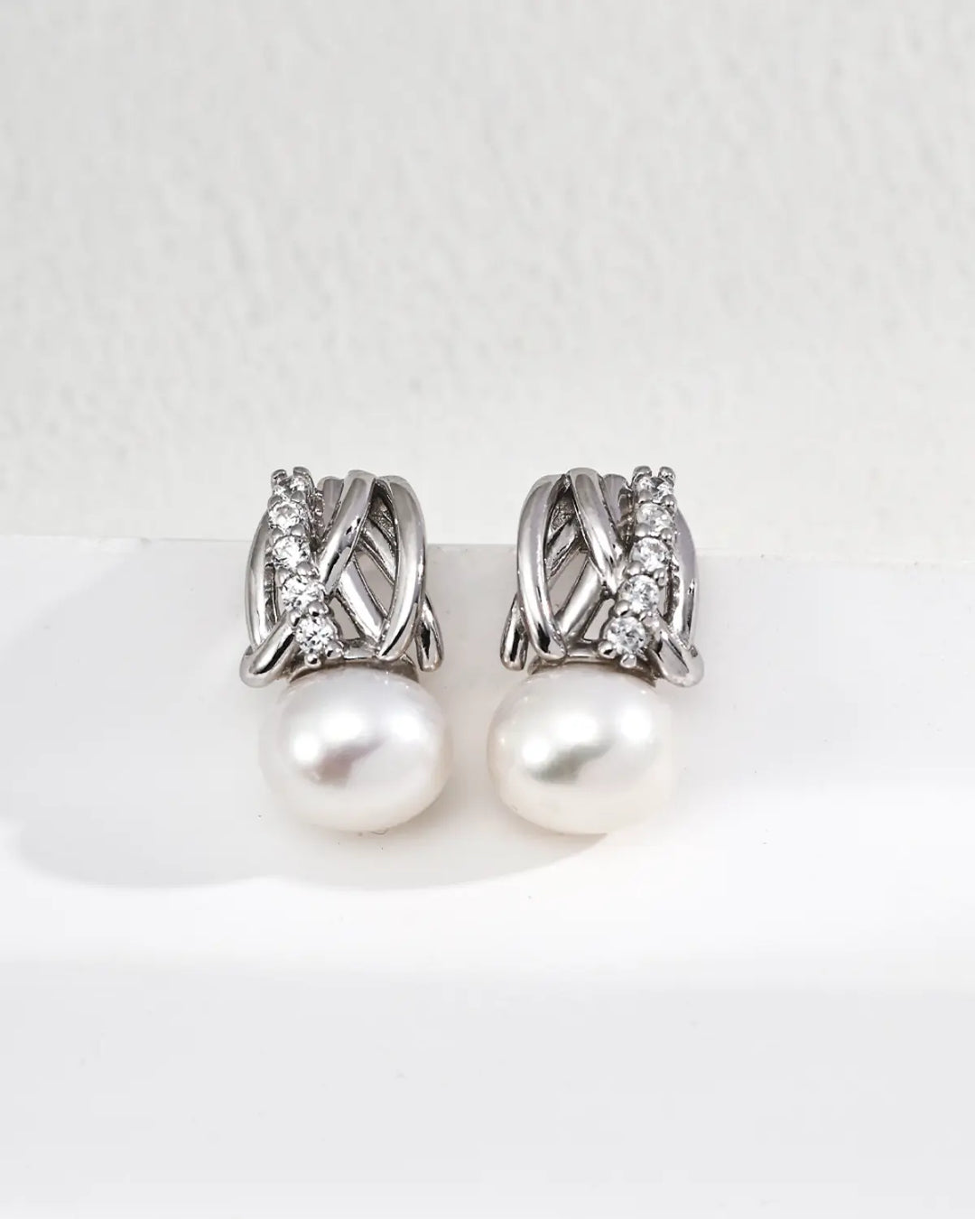 Radiant Knot freshwater pearl stud earrings silver version