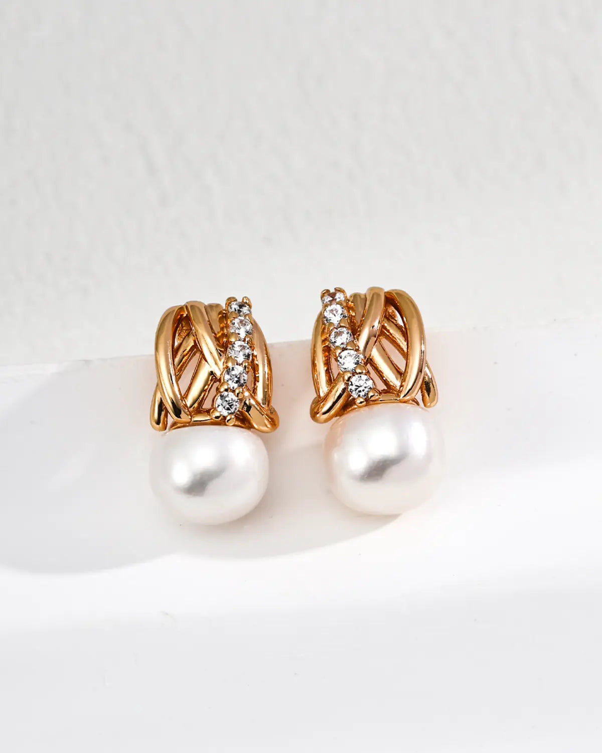 Radiant Knot pearl stud earrings with freshwater pearl and gold setting