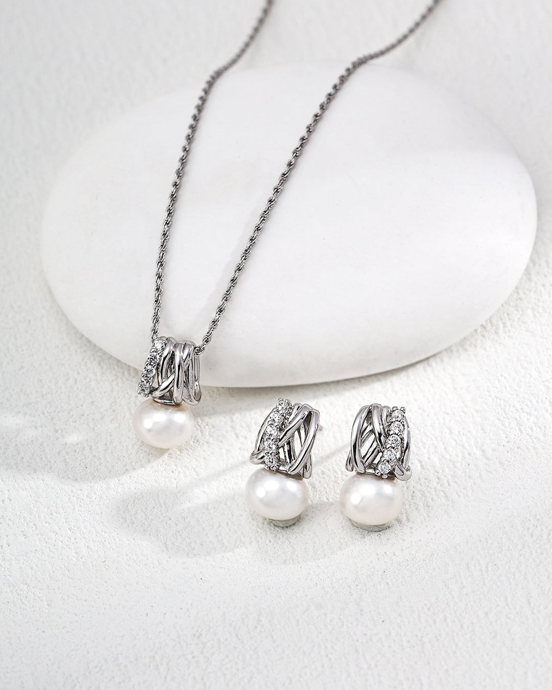 Everyday Pearl – Radiant Knot Pearl Necklace