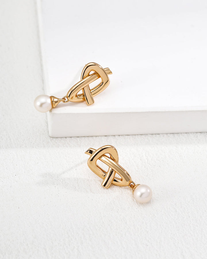 Everyday Pearl – Quiet Knot Stud Earrings
