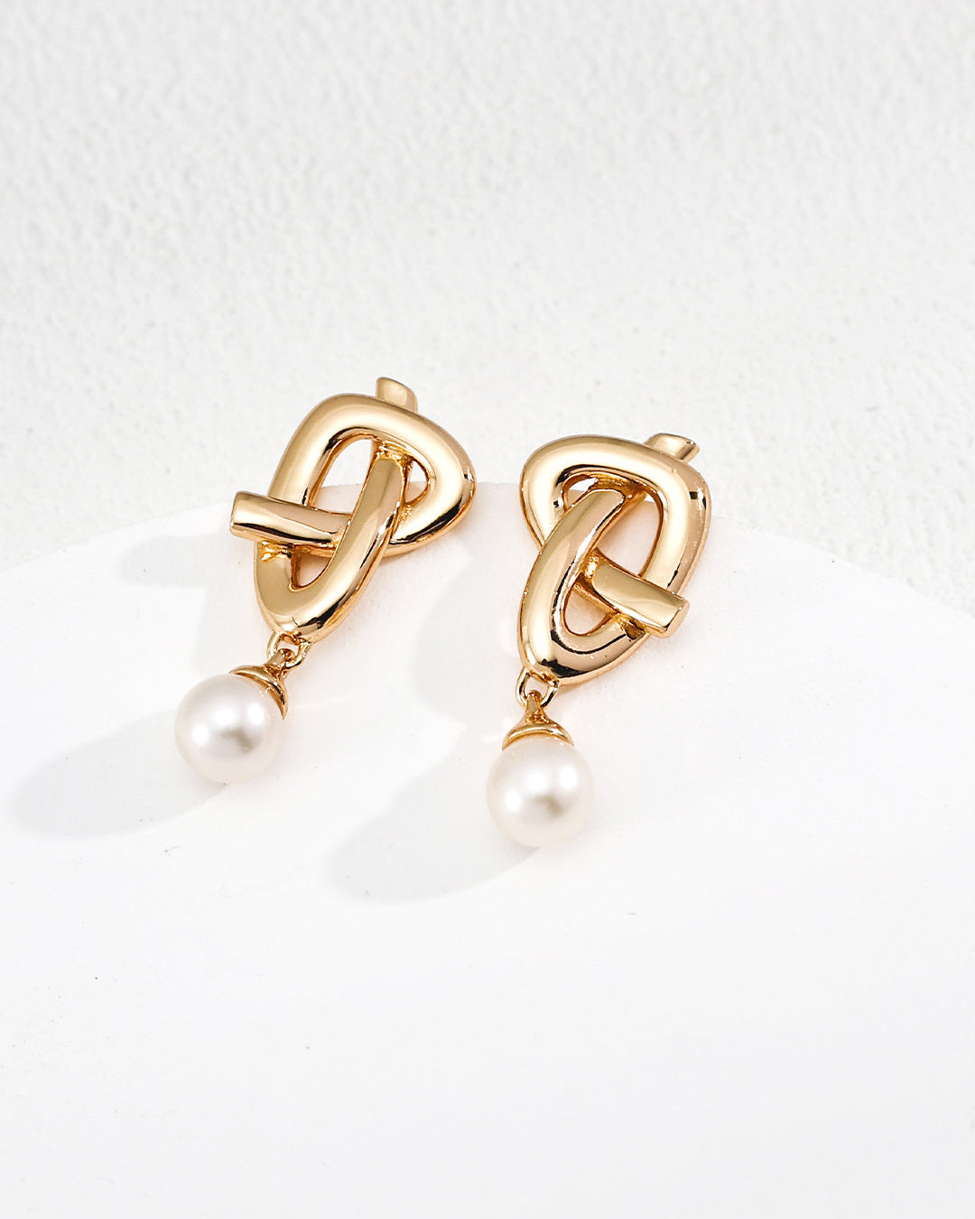 Everyday Pearl – Quiet Knot Stud Earrings