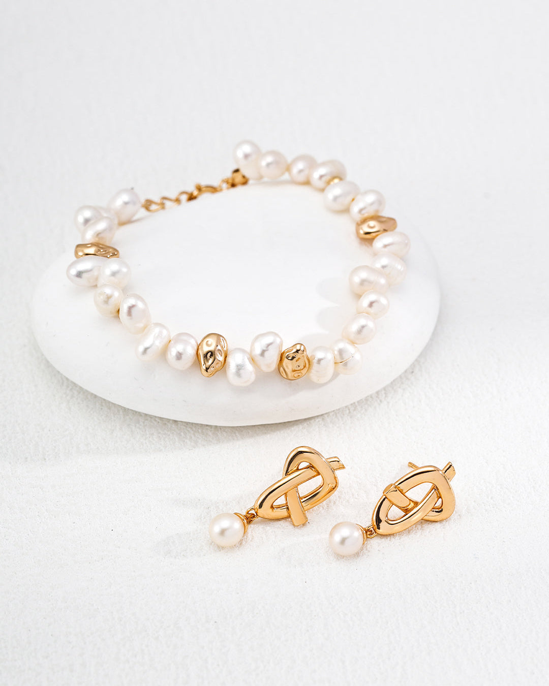 Everyday Pearl – Quiet Knot Stud Earrings