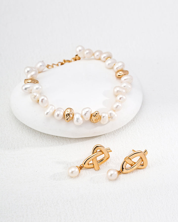 Everyday Pearl – Quiet Knot Stud Earrings