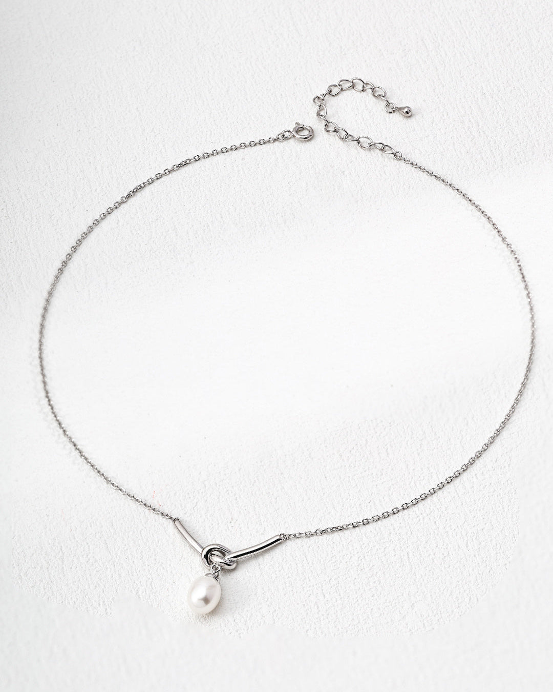 Everyday Pearl – Quiet Knot Necklace