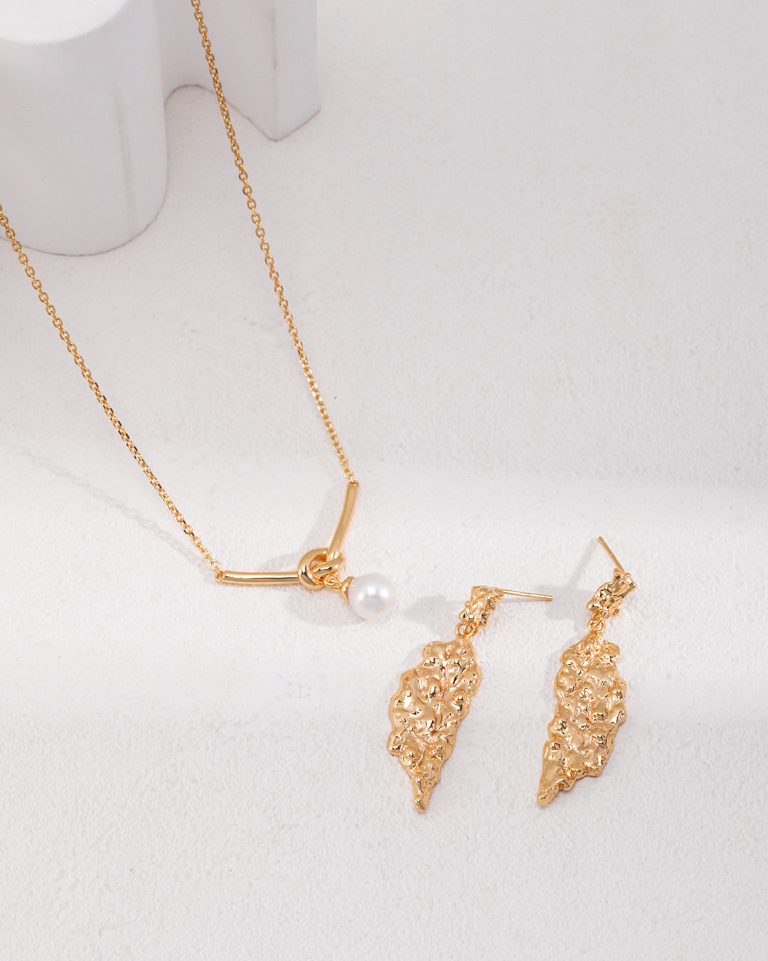 Everyday Pearl – Quiet Knot Necklace